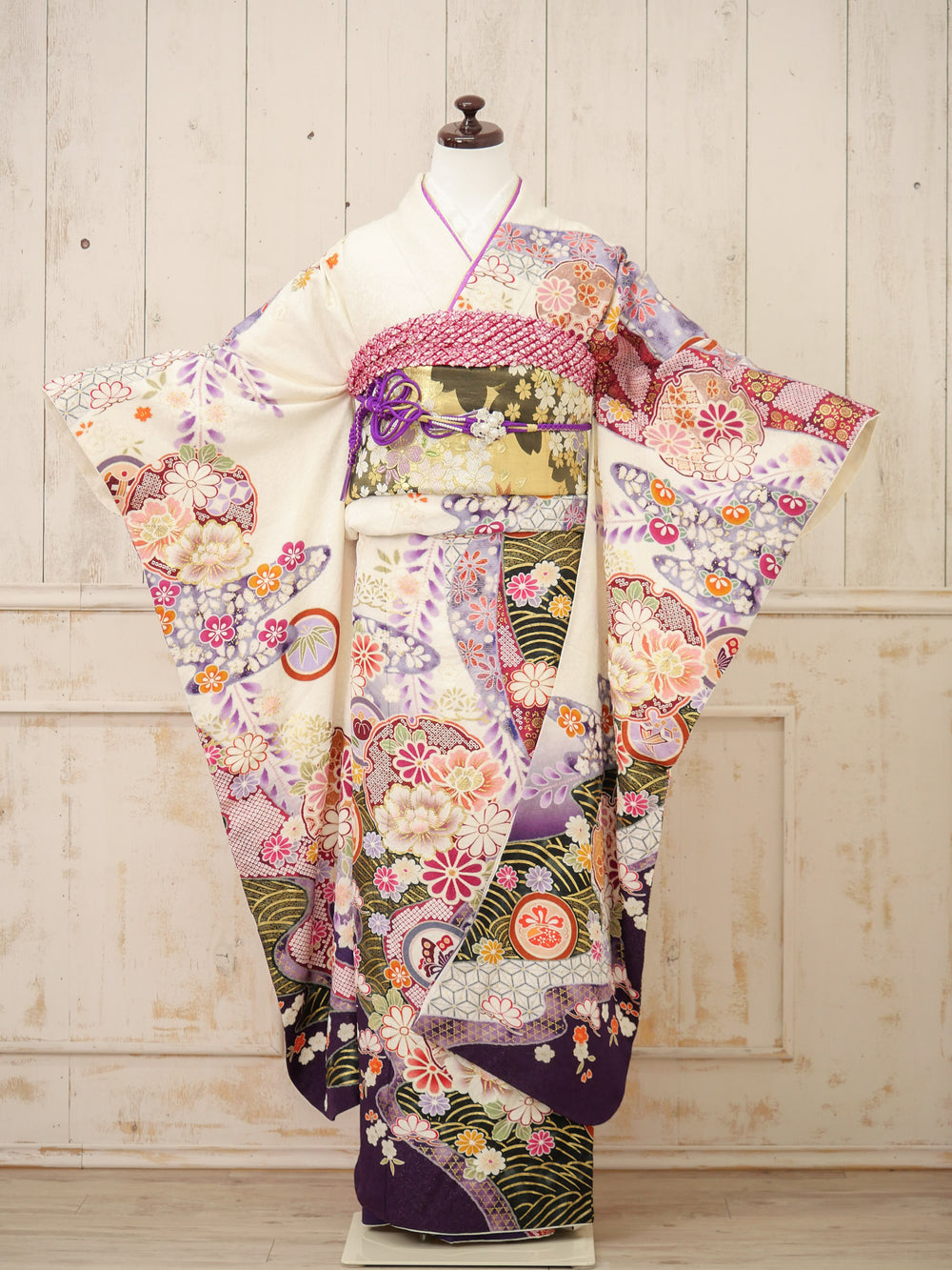 FI-019   白地伝統文様×紫　振袖