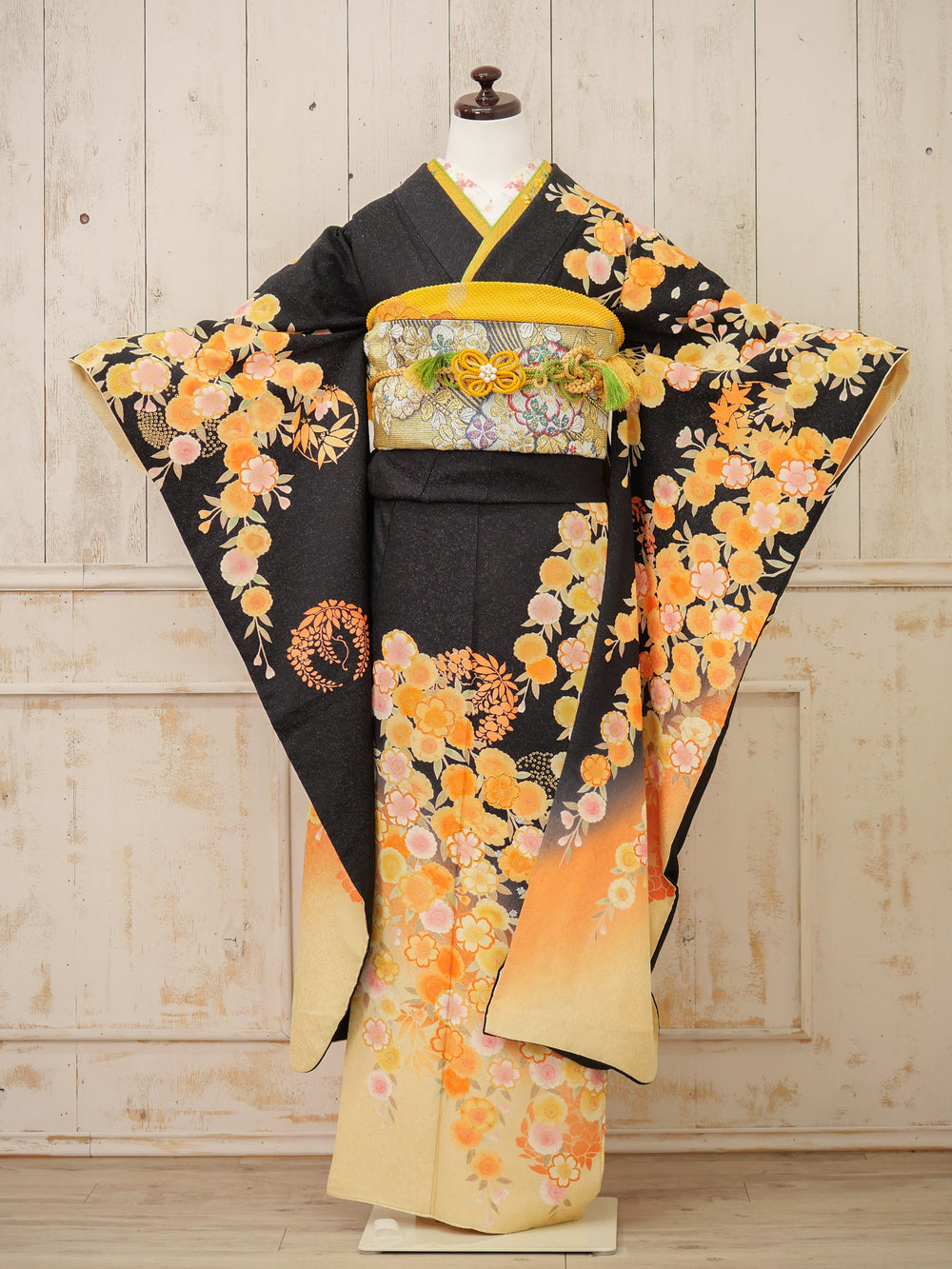 FK-046　黒地オレンジ八重ザクラ　振袖.