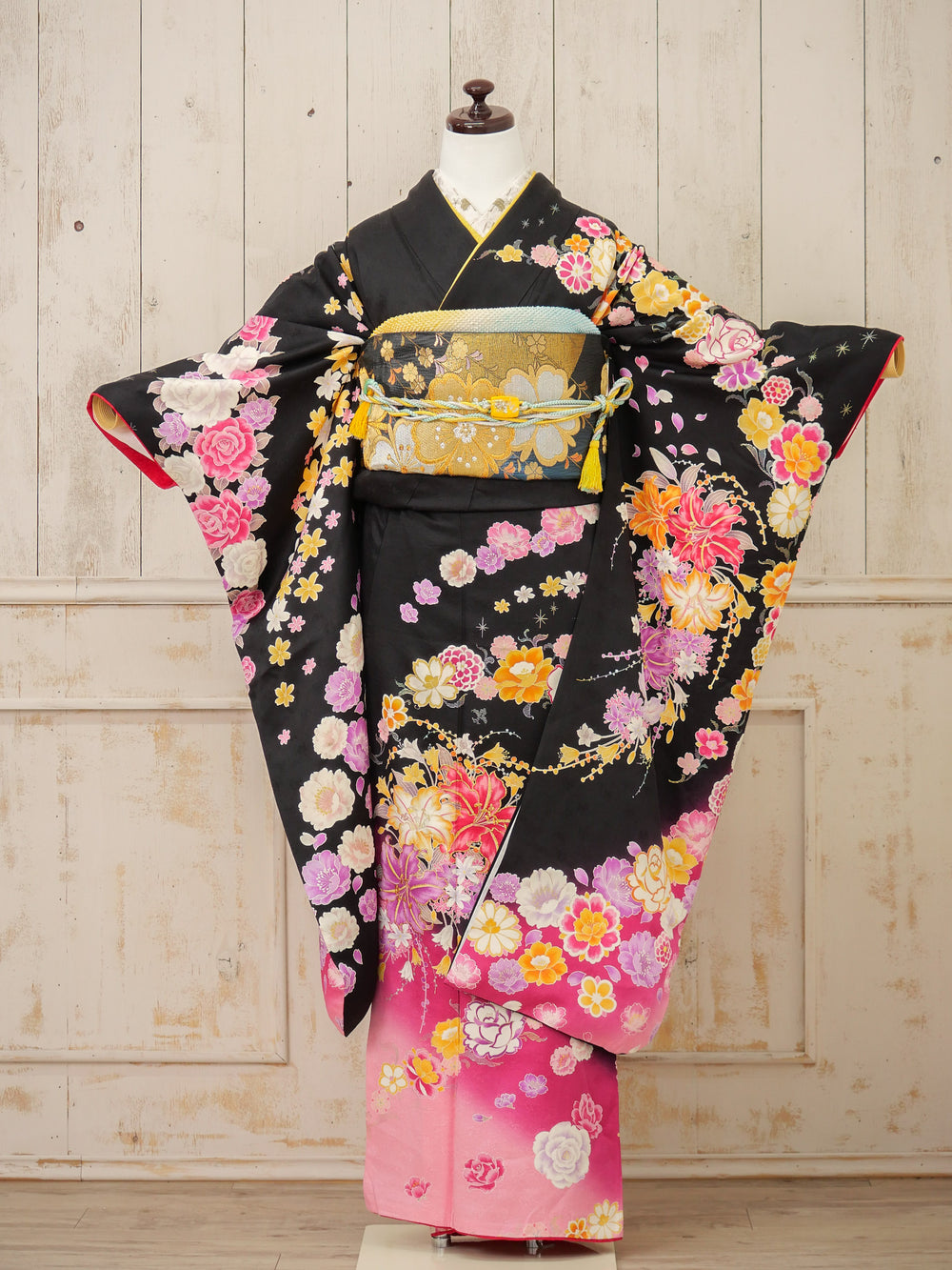 FK-047　黒地ピンクオレンジ　振袖.