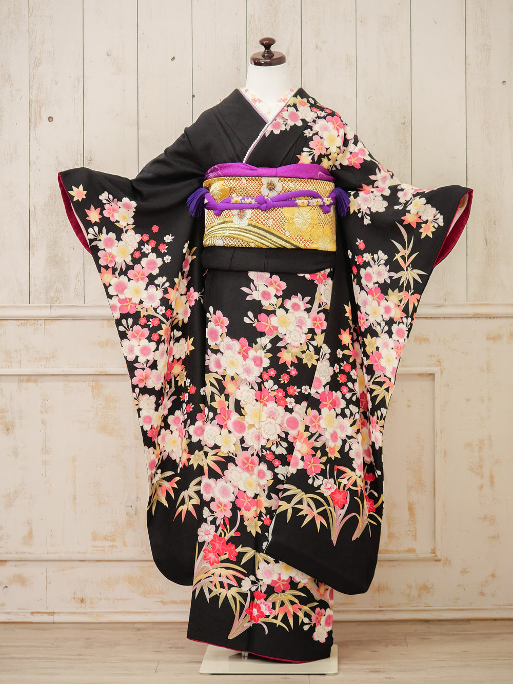 FK-049　黒地ピンク笹　振袖.