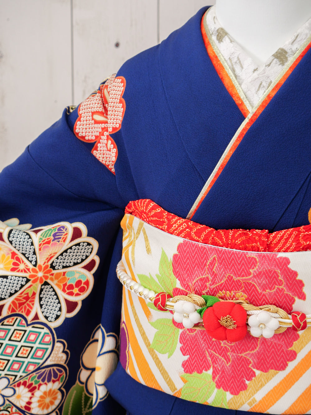 FR-003  　白地モダン椿　振袖