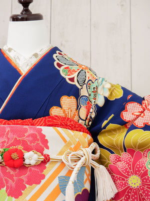 FR-003  　白地モダン椿　振袖