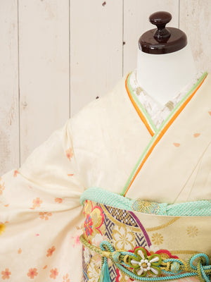 FR-045　白地ピンク小花　振袖