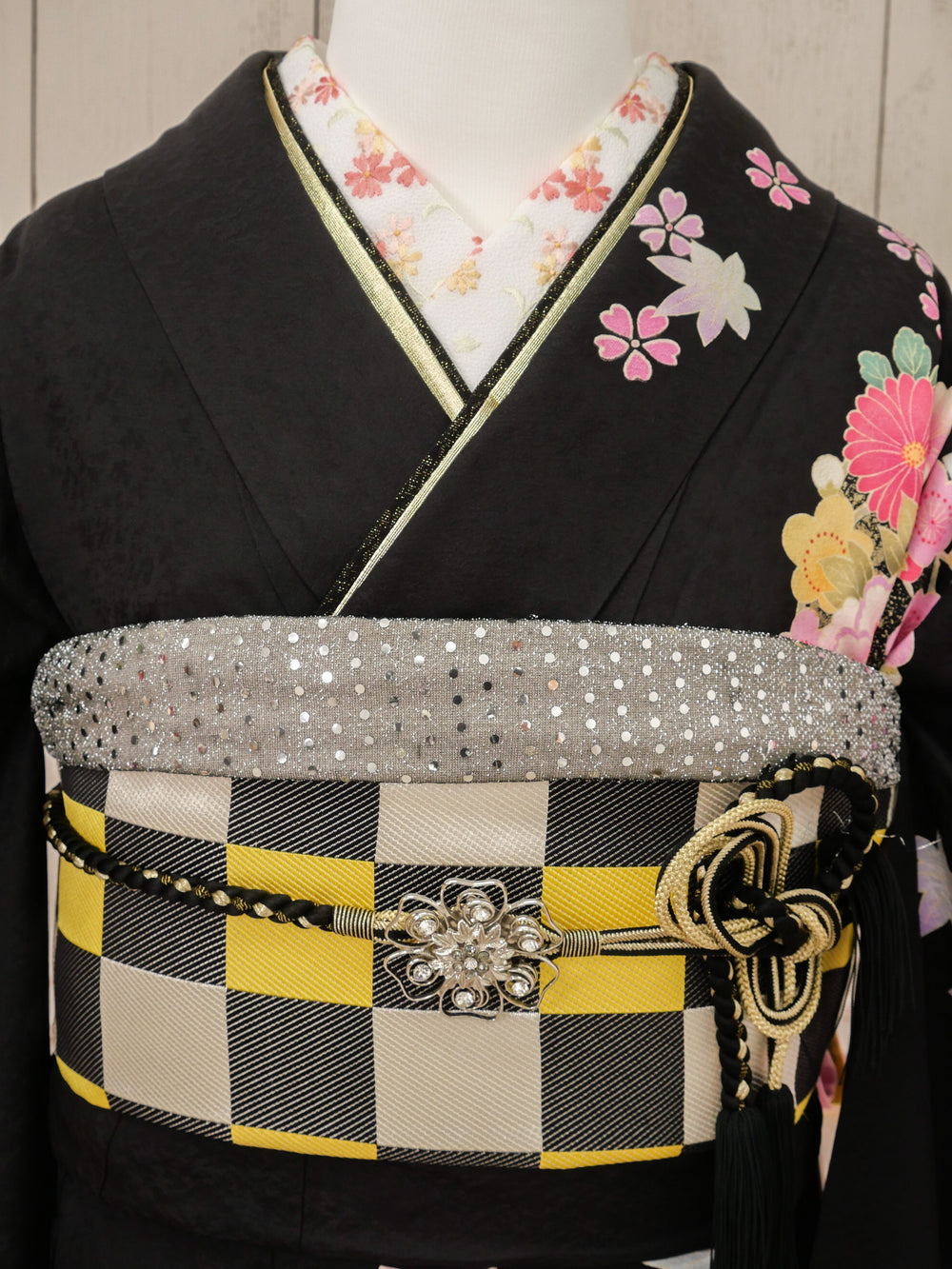 FR-053   黒地ピンク紅葉　振袖