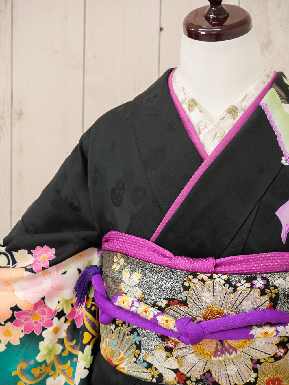 FR-074　黒地緑ツタ　振袖