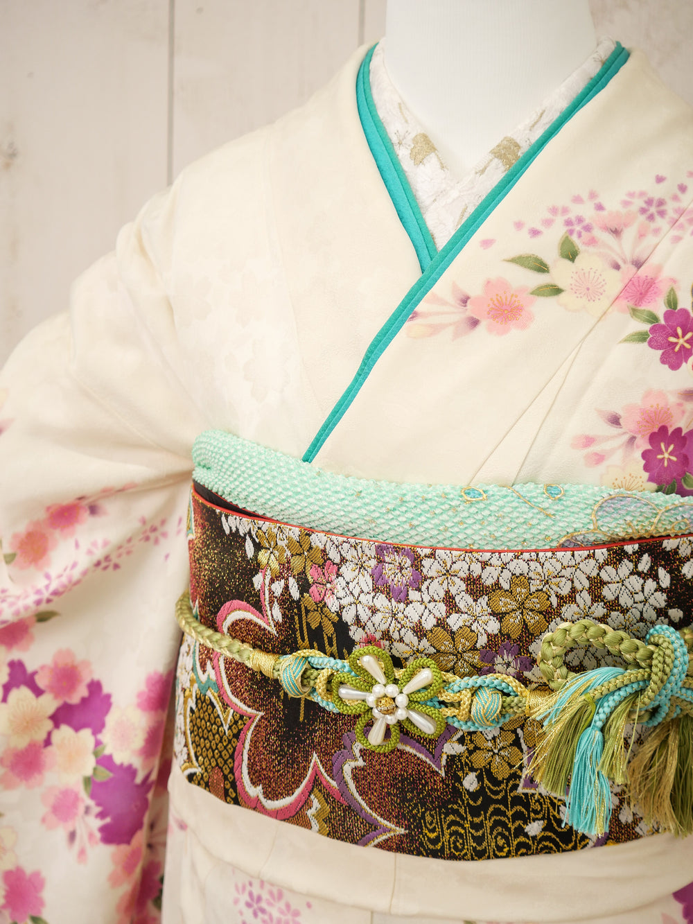 FK-015　白地ピンク花　振袖.