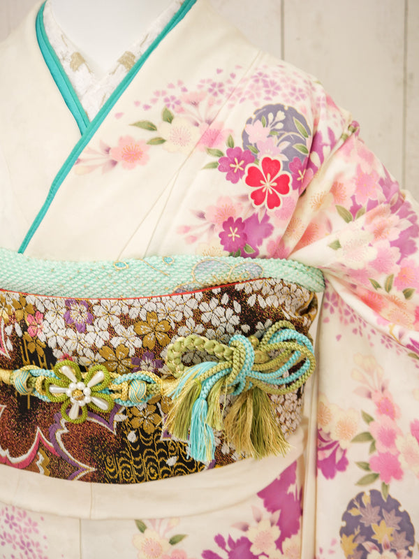 FK-015　白地ピンク花　振袖.