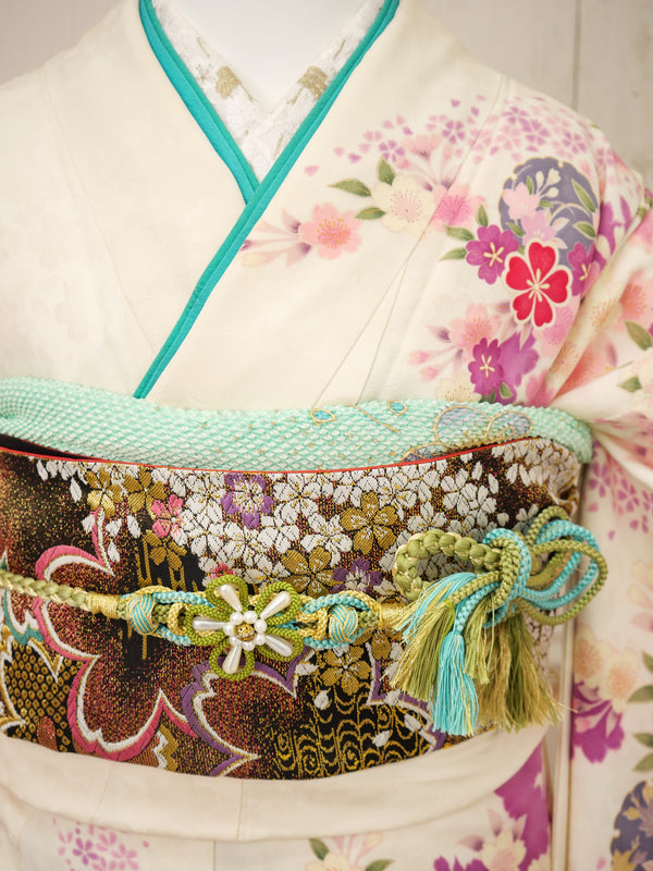 FK-015　白地ピンク花　振袖.