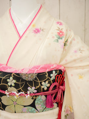 FK-021　白地ピンク小花　振袖.