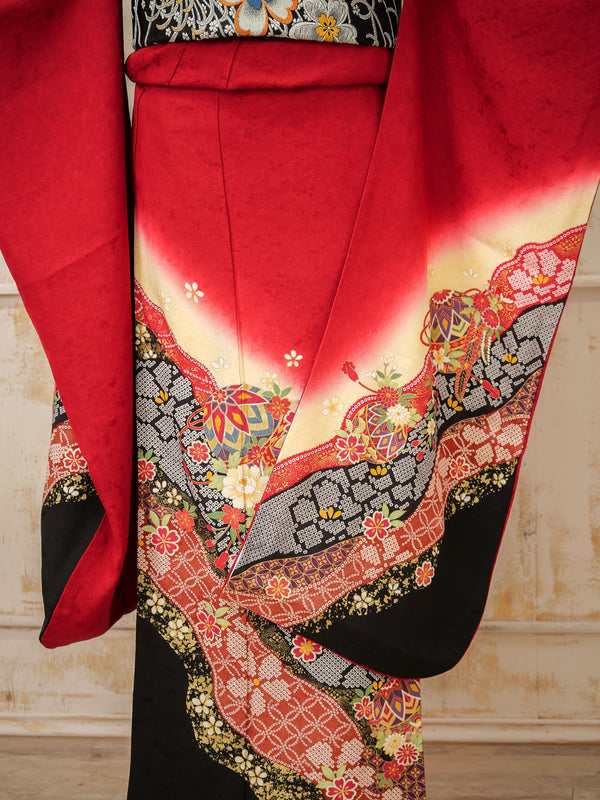 FK-035　赤地しぼり柄波　振袖.