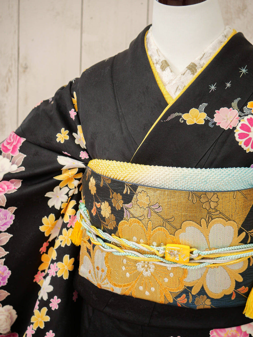 FK-047　黒地ピンクオレンジ　振袖.