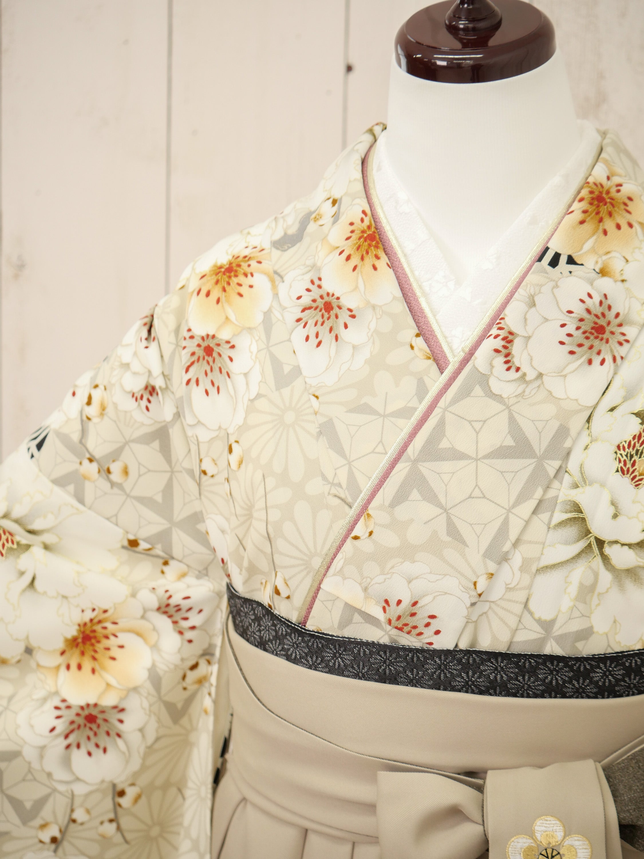 KR-137/JAPAN STYLE×中村里砂 グレージュ牡丹八重桜 卒業袴