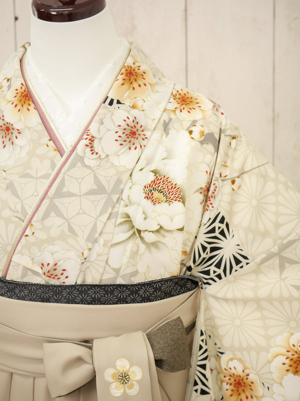 KR-137/JAPAN STYLE×中村里砂 グレージュ牡丹八重桜　卒業袴.
