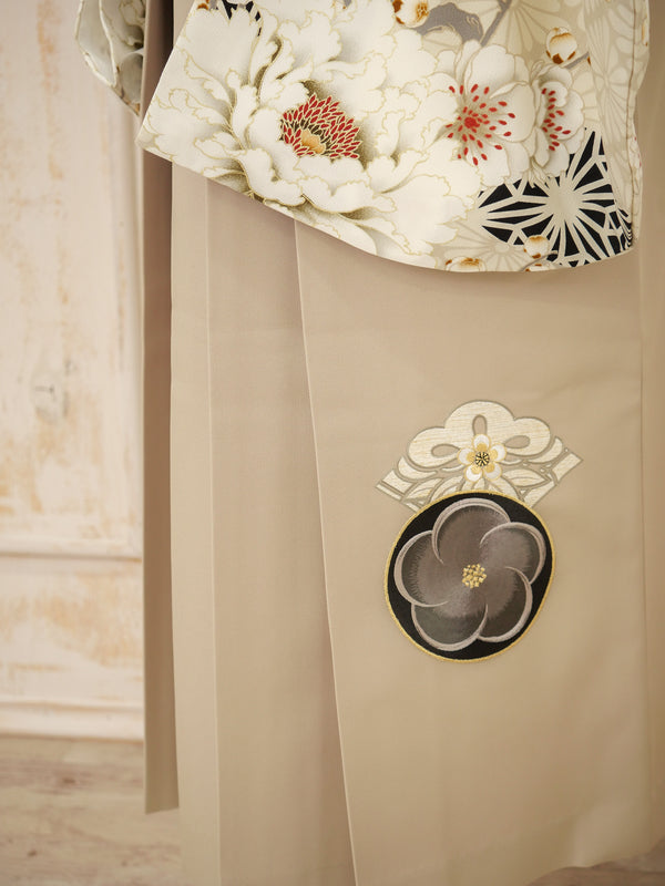 KR-137/JAPAN STYLE×中村里砂 グレージュ牡丹八重桜　卒業袴.