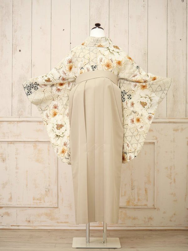 KR-137/JAPAN STYLE×中村里砂 グレージュ牡丹八重桜　卒業袴.