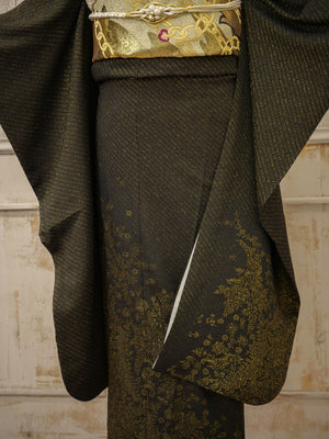 FI-011　黒地金彩小花　振袖