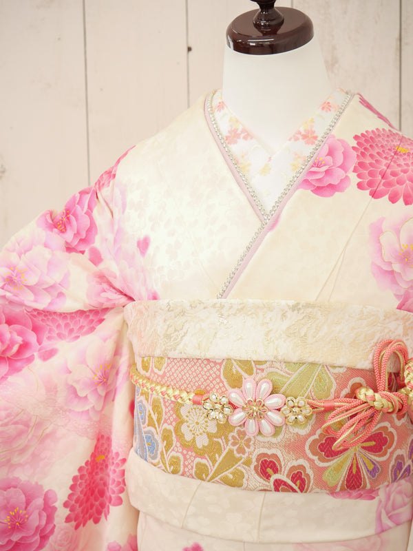 FI-017   白地ピンク薔薇　振袖