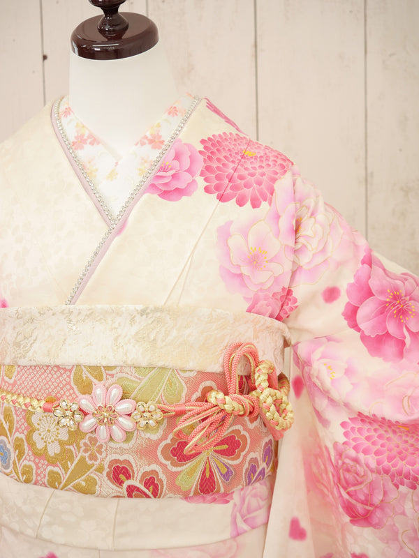 FI-017   白地ピンク薔薇　振袖