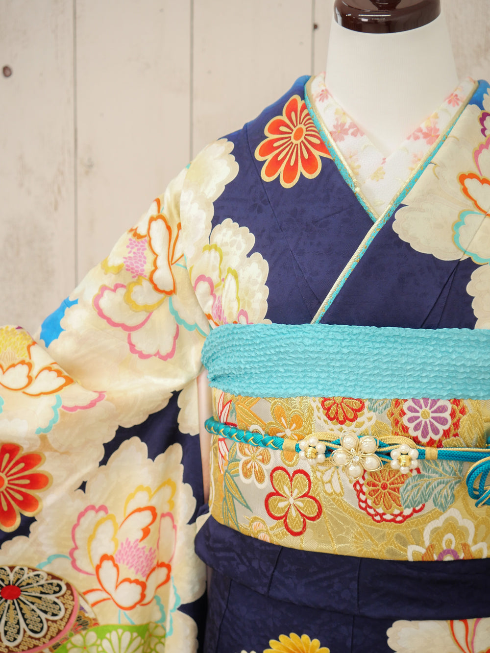 FI-020　紺地くすみ牡丹文様　振袖