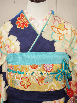 FI-020　紺地くすみ牡丹文様　振袖