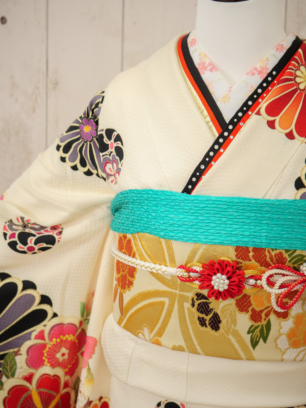 FI-024    大輪絢爛　振袖