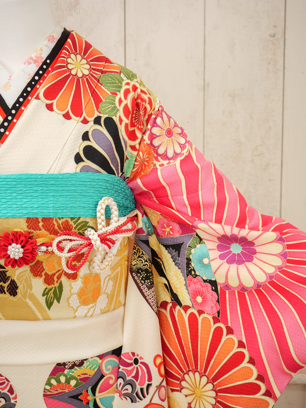 FI-024    大輪絢爛　振袖