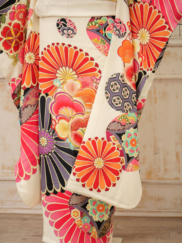 FI-024    大輪絢爛　振袖